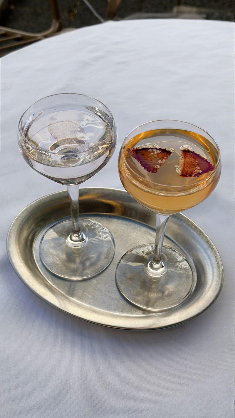 Zwei Coupes auf Zinn