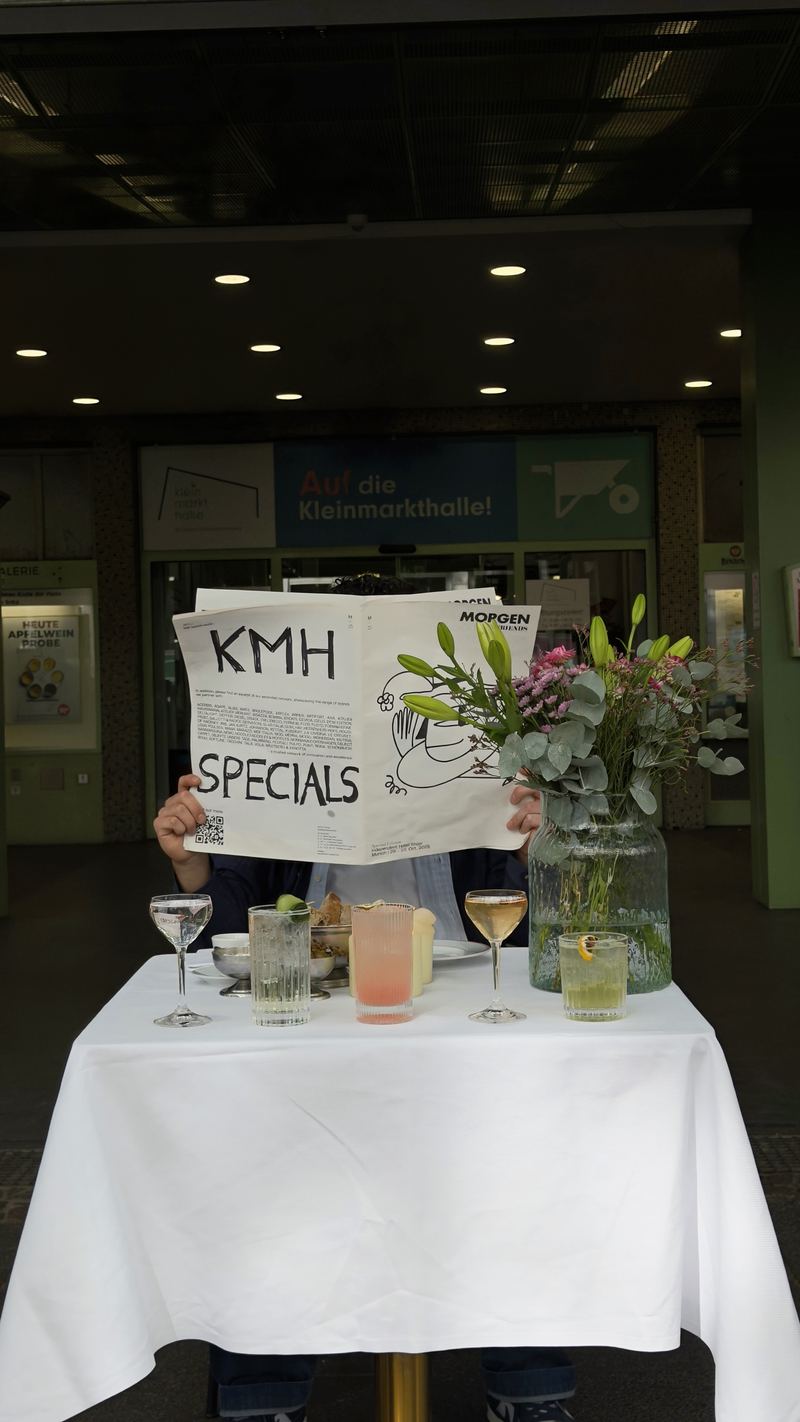 Vor dem Eingang der Halle