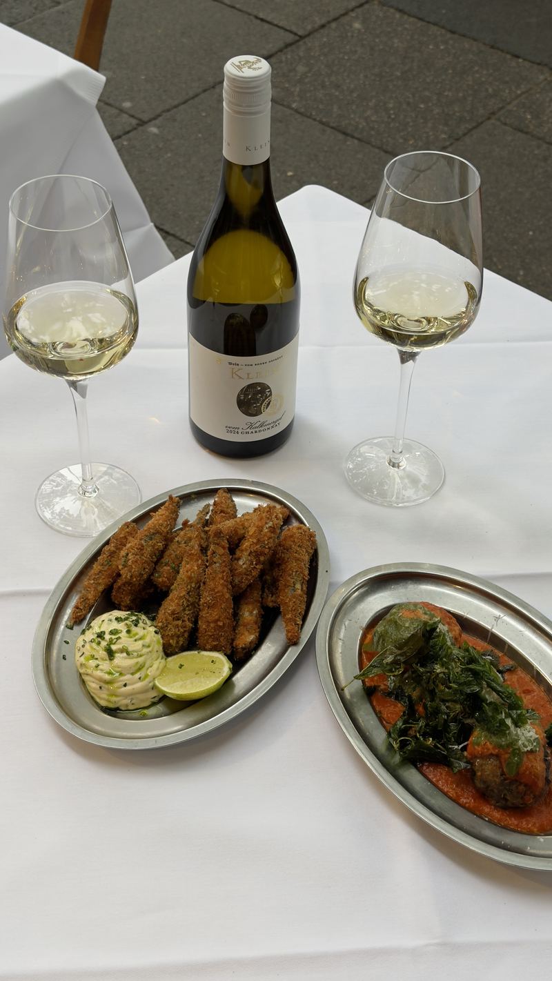 Weißwein, zwei Teller
