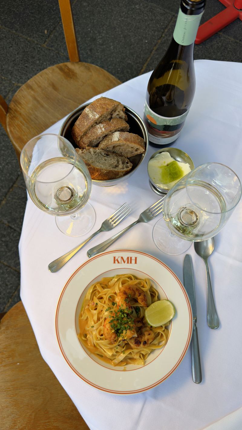 Pasta, Brot, Weißwein