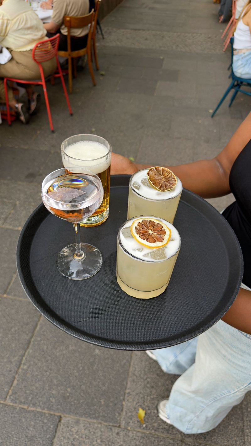 Tablett mit Cocktails