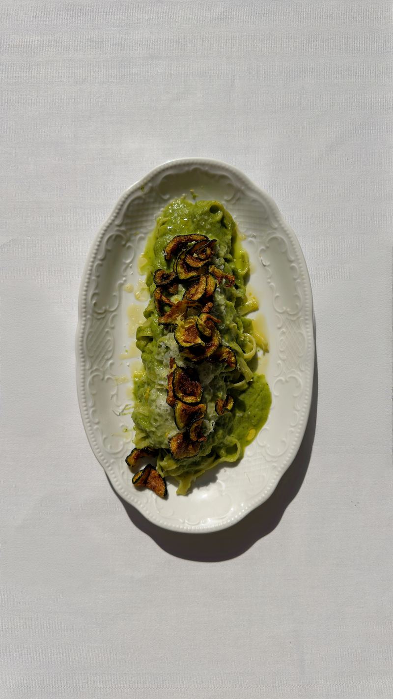 Ovale Platte, grüne Sauce