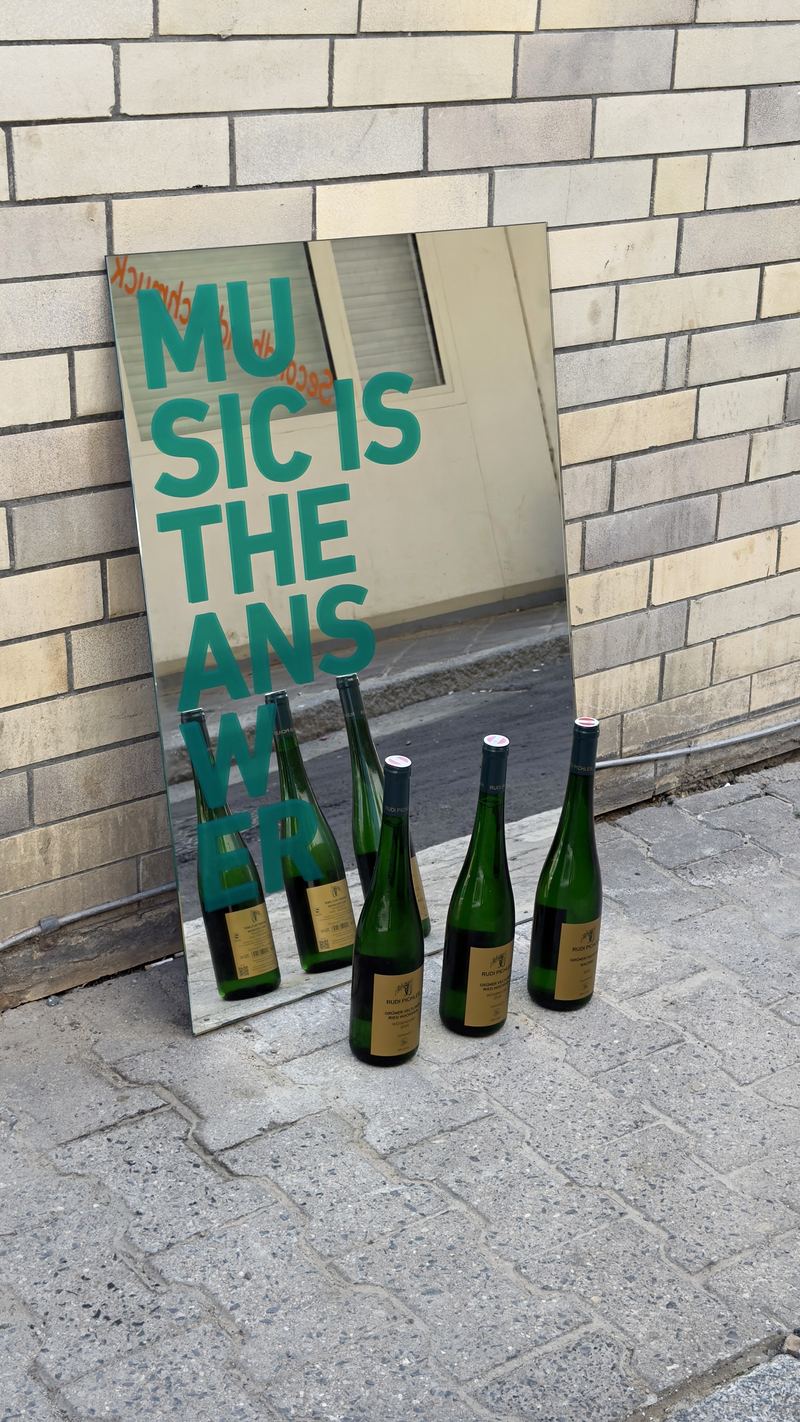 Flaschen vor dem Plakat