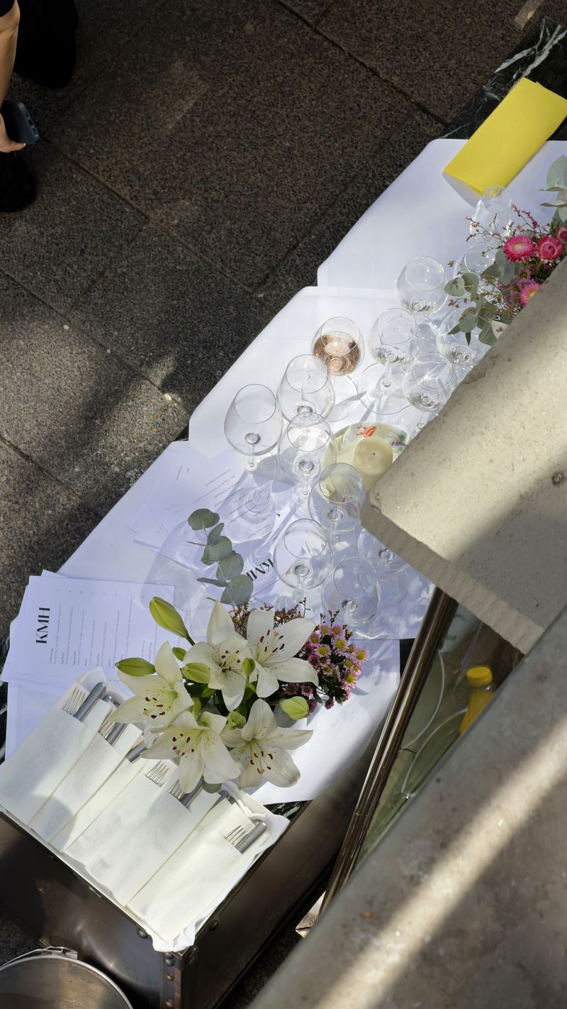 Gläser und Blumen