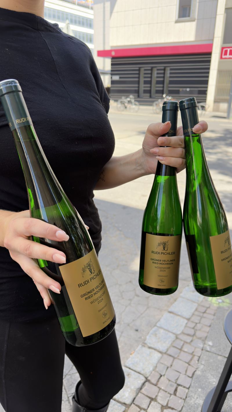 Zwei Flaschen in der Hand