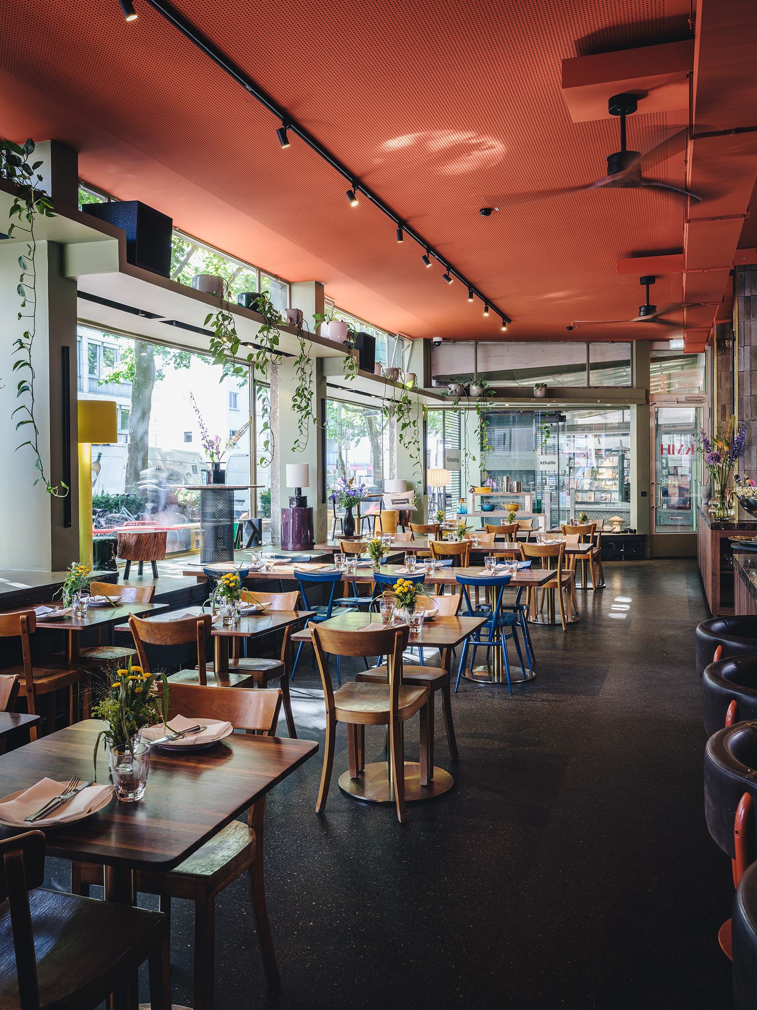 Bistro mit Blick zu den Fenstern zur Kleinmarkthalle
