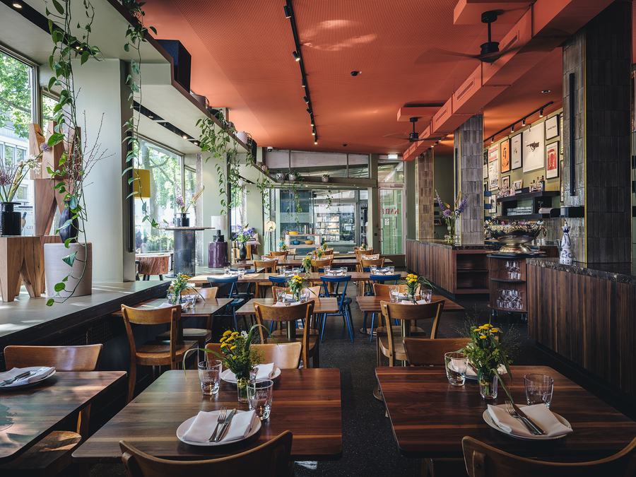 Bistro, korallenrote Decke