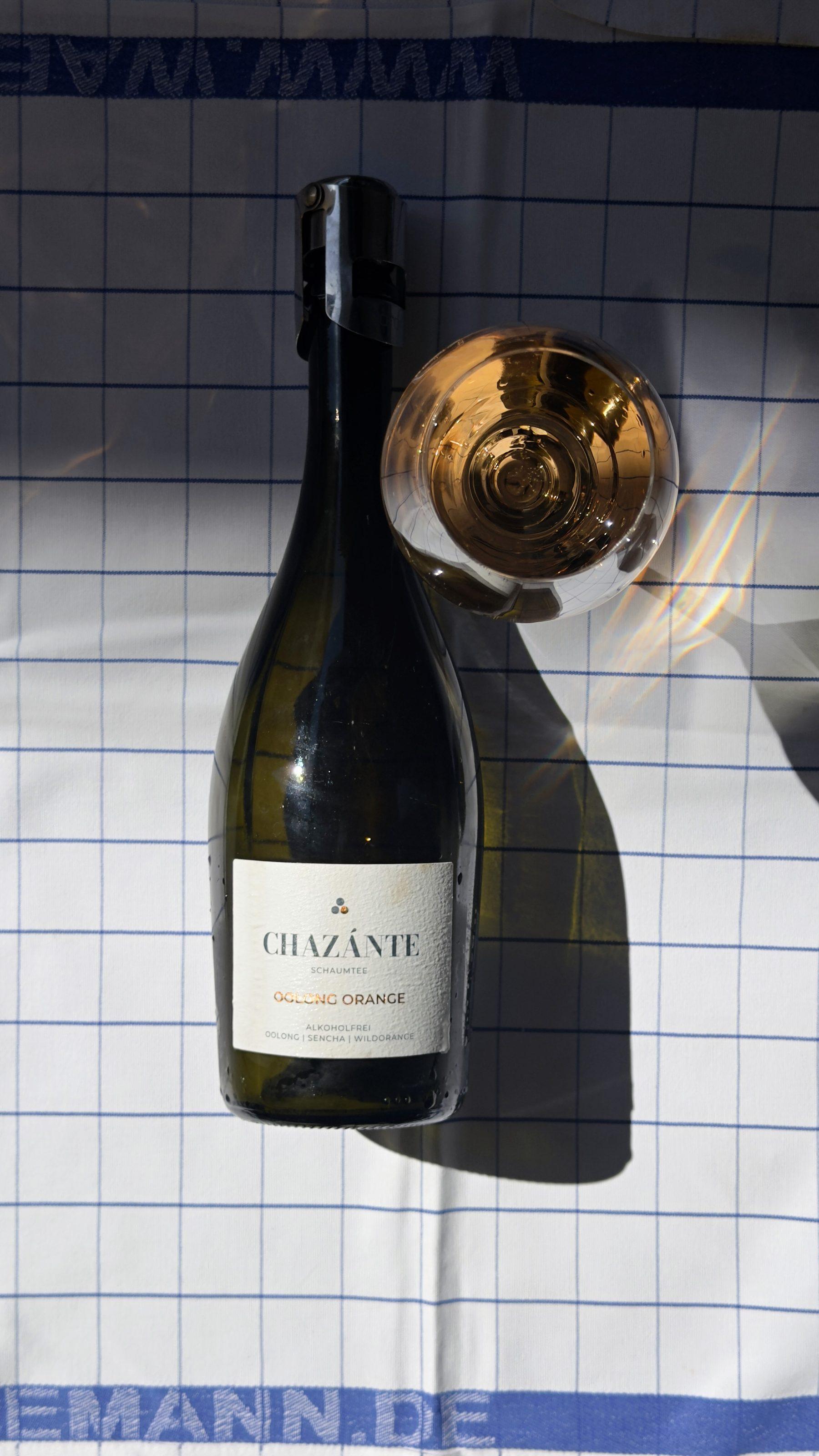 Flasche Chazante auf blau kariertem Tuch