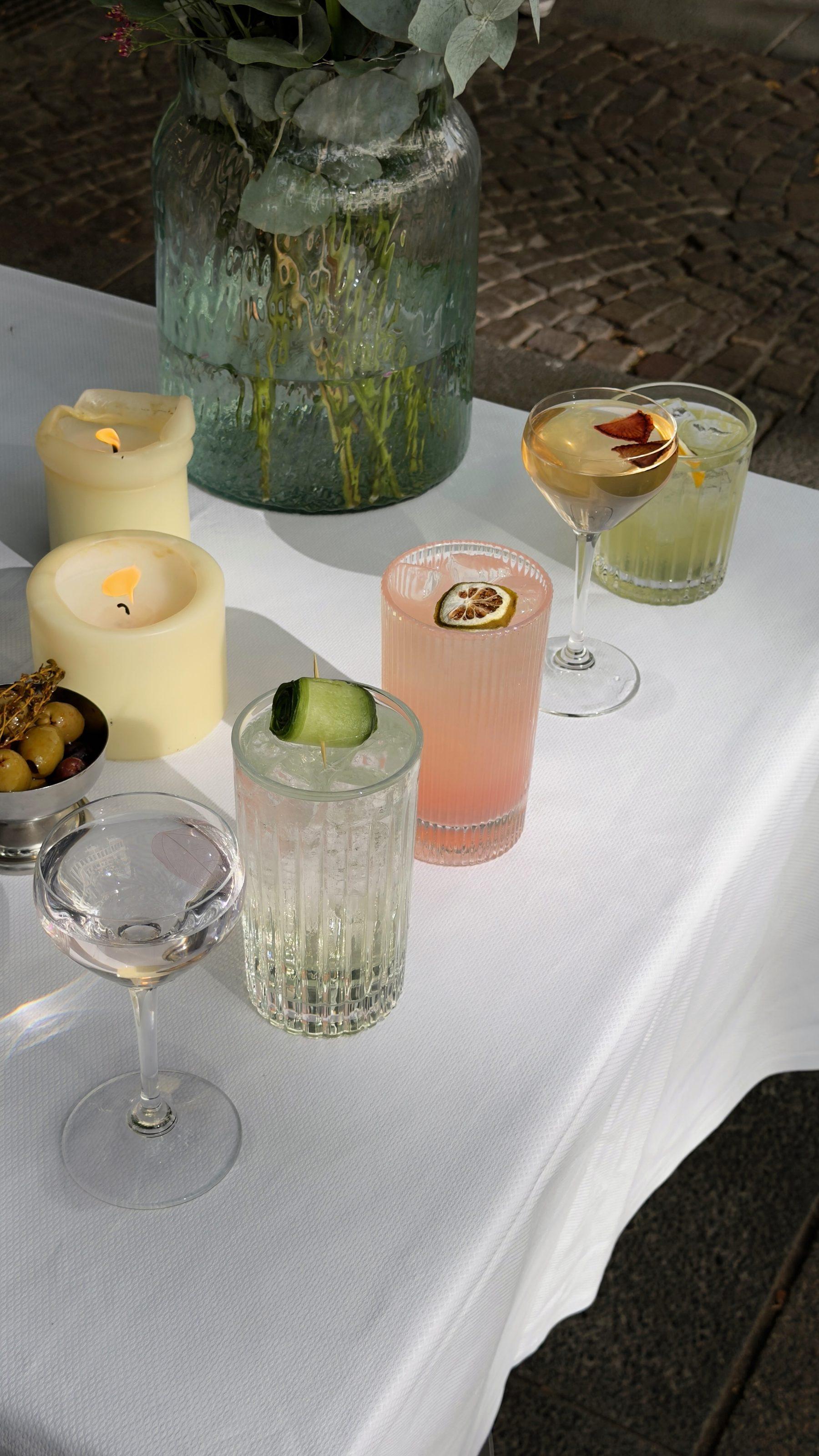 Gedeckter Tisch mit Kerzen und Aperitif am Abend