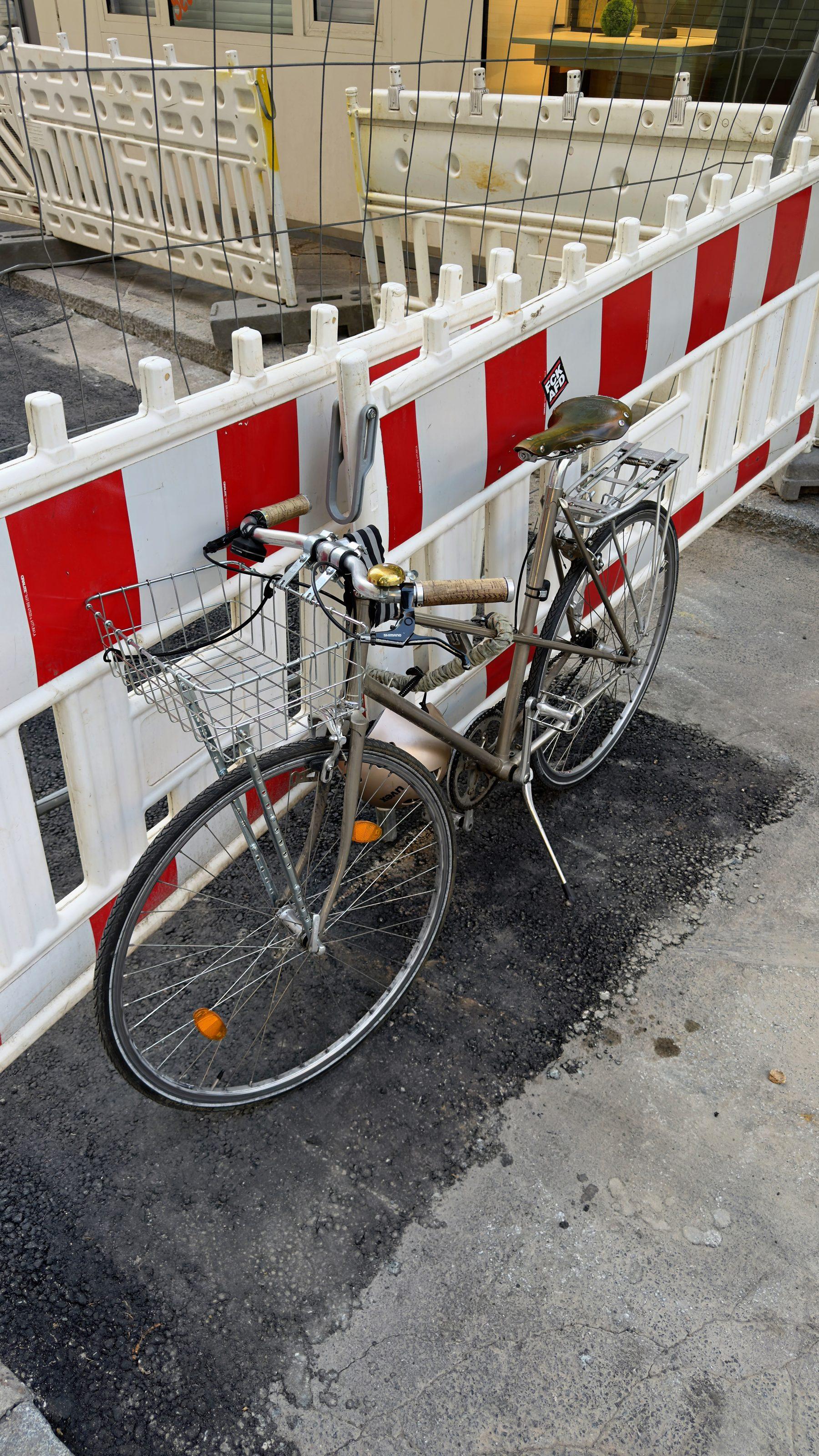 Zwei Rennräder an einer Absperrung vor dem Haus
