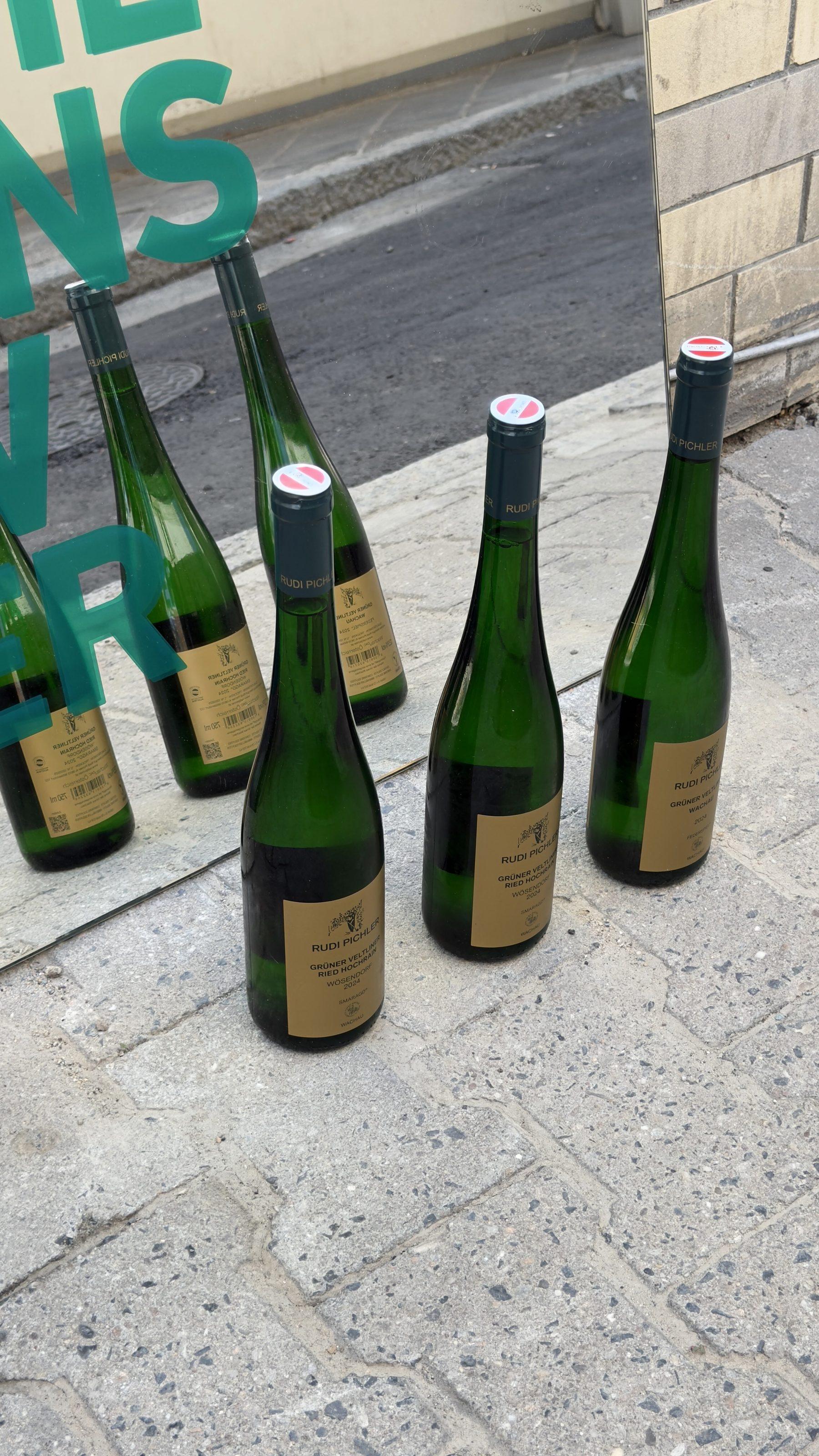 Rieslingflaschen auf dem Pflaster vor der Halle
