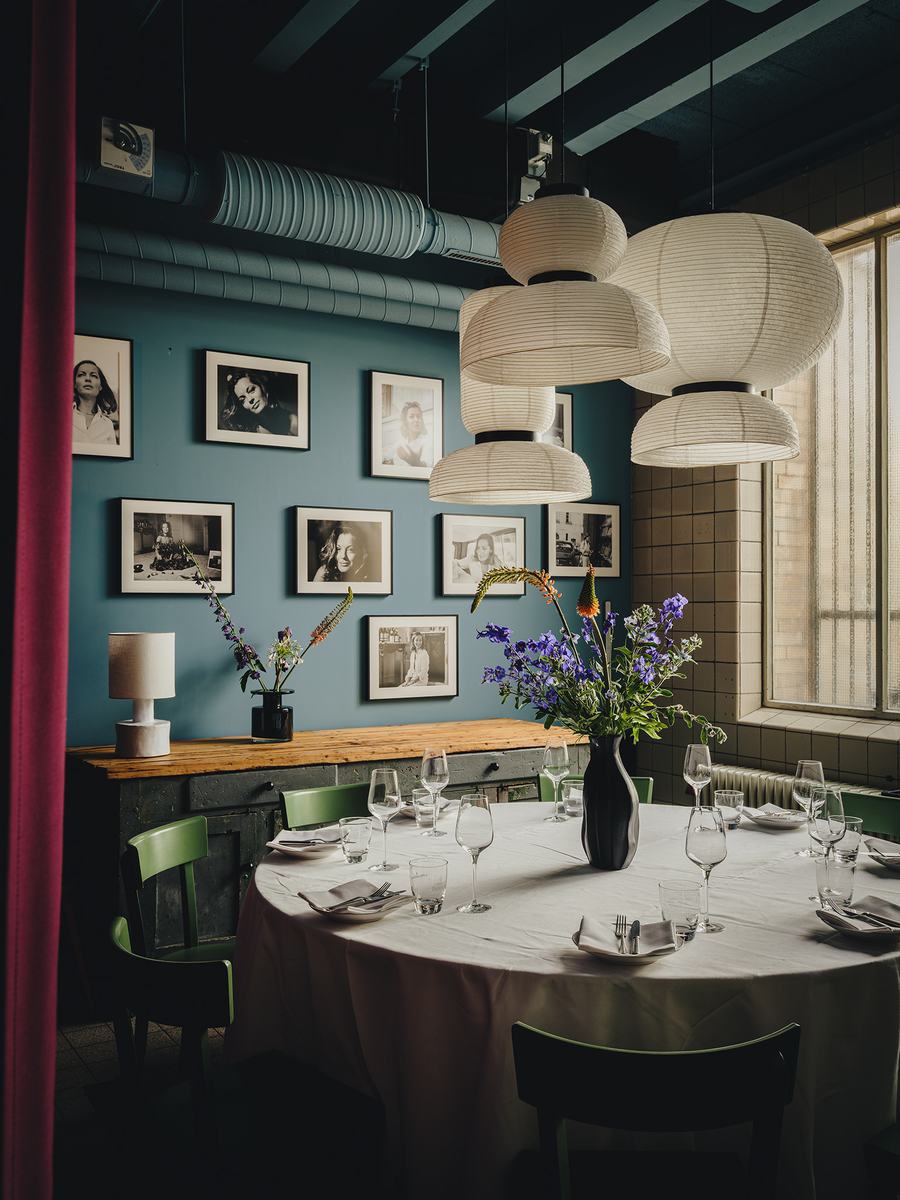 Runde Tafel vor blauer Wand